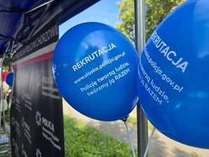 na zdjęciu dwa niebieskie balony z białym napisem &quot; Rekrutacja. www.slaska.policja.gov.pl, Policję tworzą ludzie, twórzmy ją RAZEM&quot;